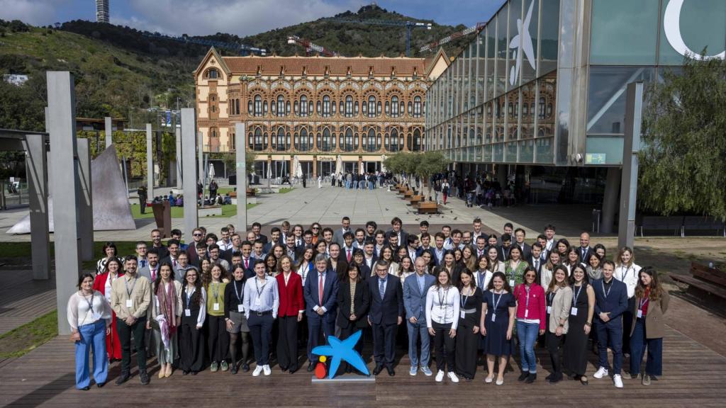 Foto de familia con los becados en esta edición junto a las instalaciones del CaixaResearch Institute de Barcelona.