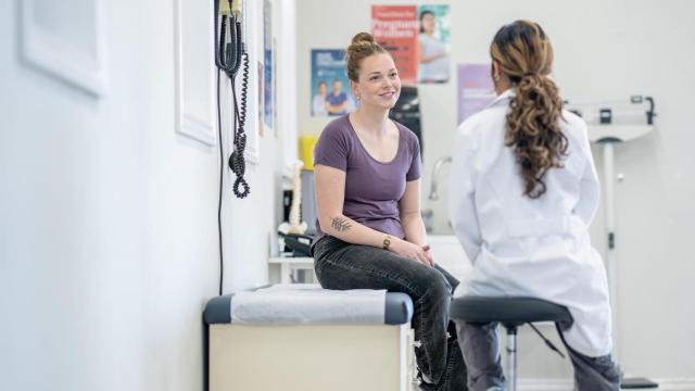 Una mujer en una consulta médica.