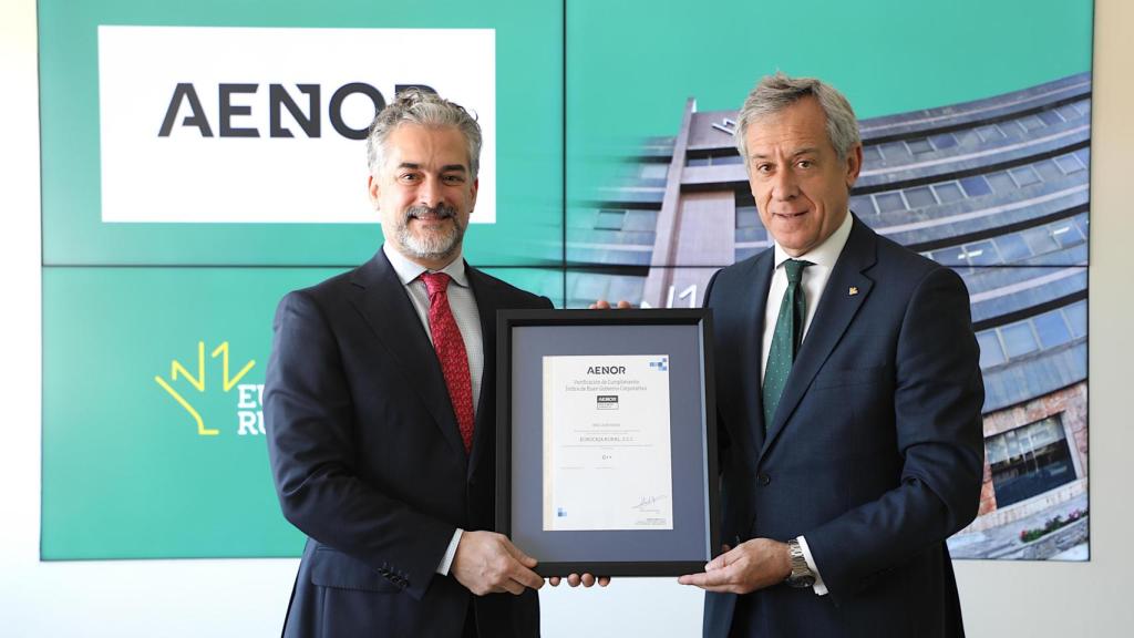 Javier Martín López recogiendo el certificado de AENOR.