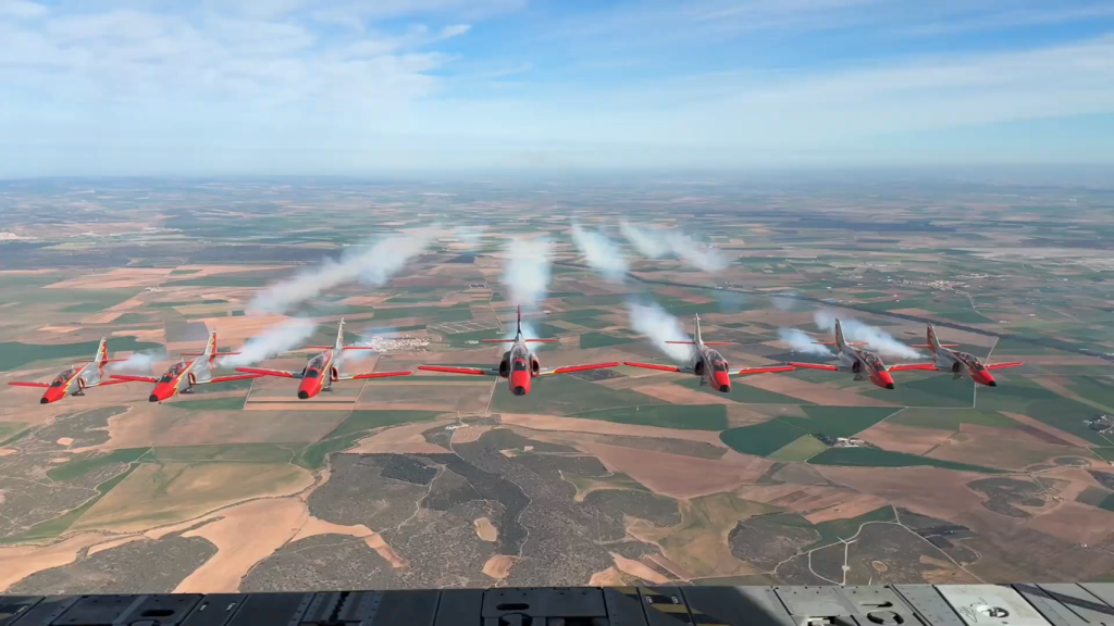 Cazas C-101 de la Patrulla Águila, desde el A400M del Ejército