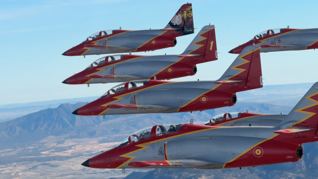 Cazas C-101 de la Patrulla Águila, en formación