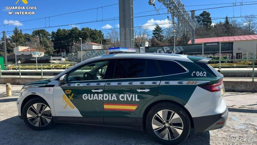 Coche de la Guardia Civil en la estación de Navalperal de Pinares