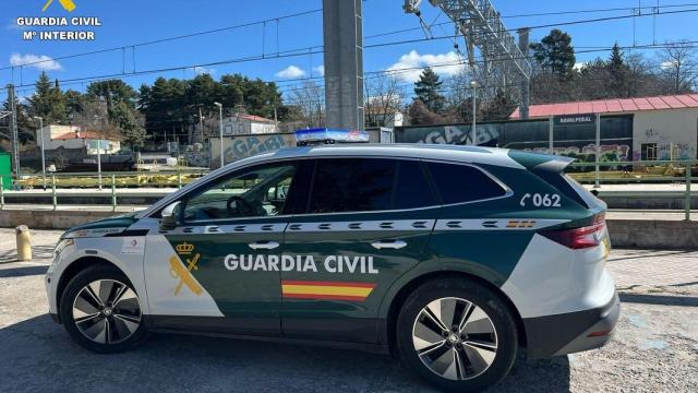 Coche de la Guardia Civil en la estación de Navalperal de Pinares