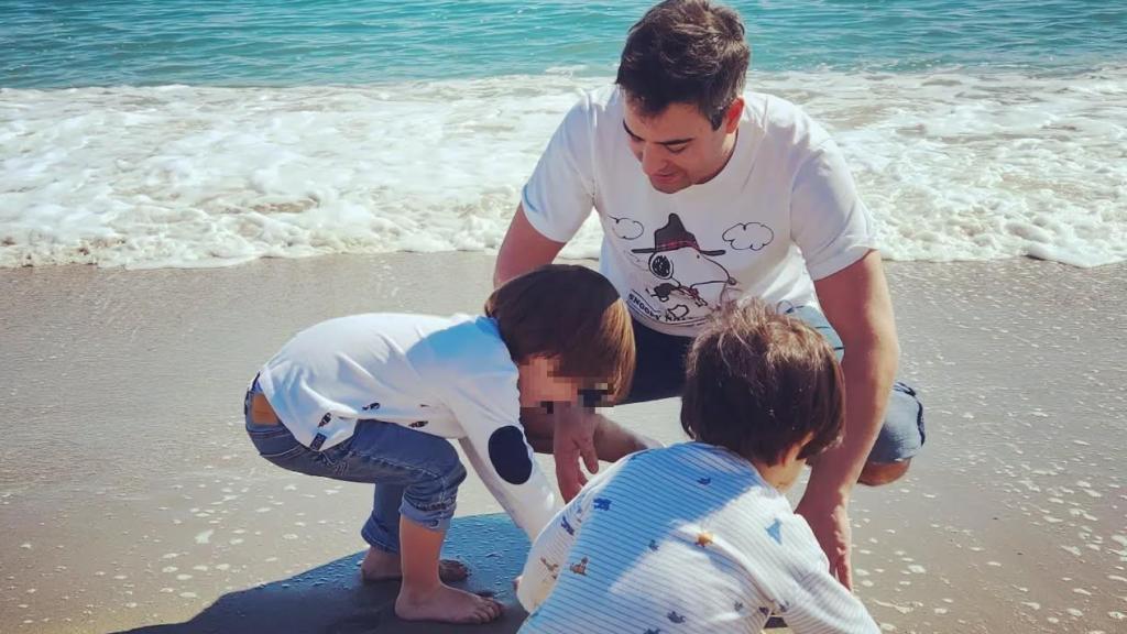 Álex Cruz junto a sus dos hijos, en la playa, en una fotografía de hace un tiempo.