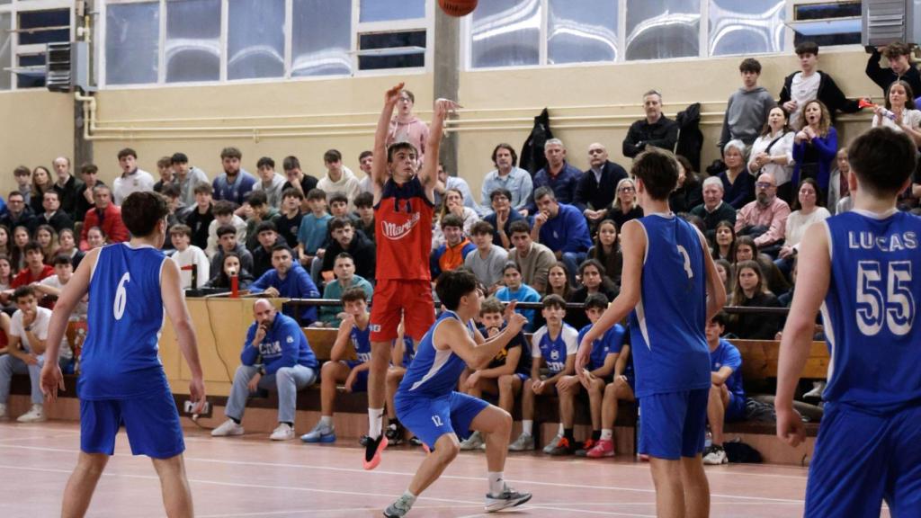 Un jugador de Maristas efectúa un triple en el partido de semifinales.
