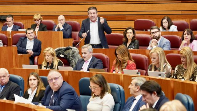 El portavoz de la Unión del Pueblo Leonés, Luis Mariano Santos, durante una intervención en el pleno de las Cortes de esta semana