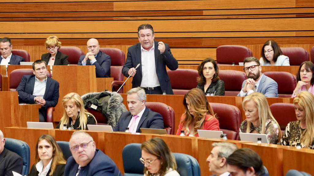 El portavoz de la Unión del Pueblo Leonés, Luis Mariano Santos, durante una intervención en el pleno de las Cortes de esta semana