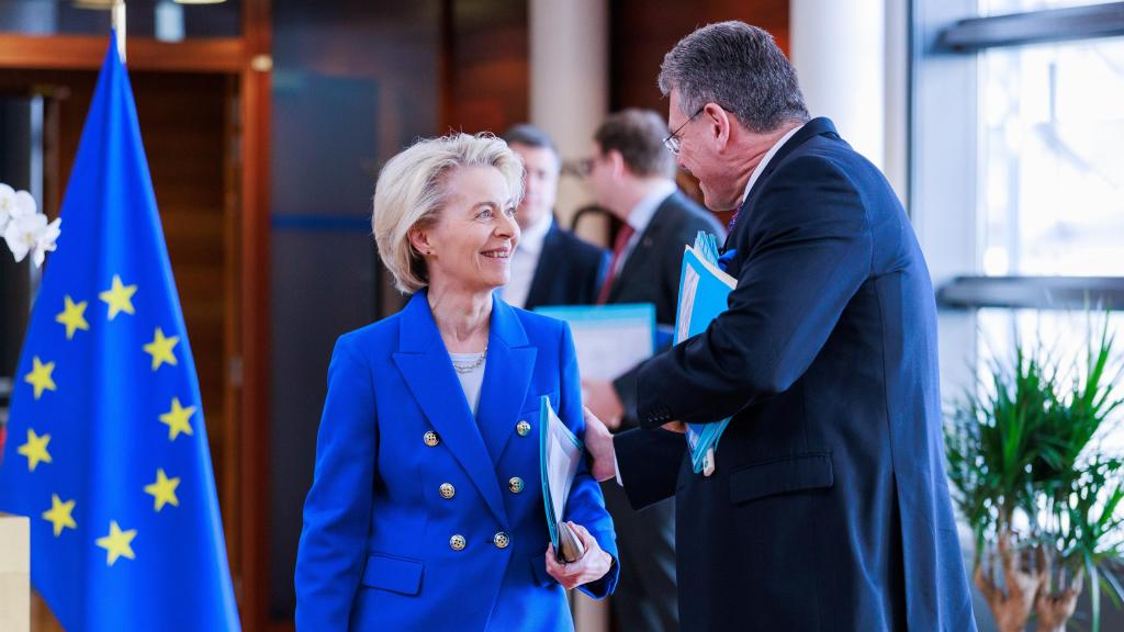 La presidenta Ursula von der Leyen y el comisario de Comercio, Maros Sefcovic, durante la reunión del colegio de este miércoles en Bruselas