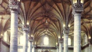 Interior de La Lonja, con el altar al ángel custodio en el fondo.