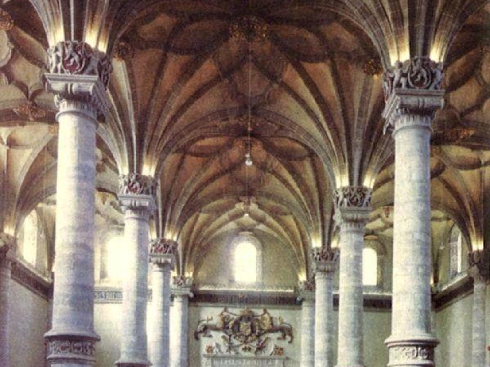 Interior de La Lonja, con el altar al ángel custodio en el fondo.
