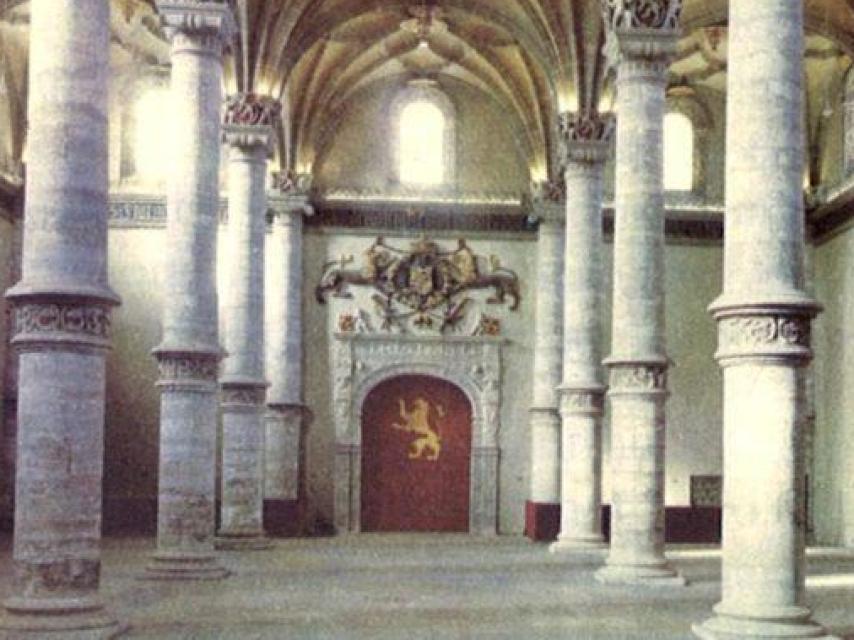 Interior de La Lonja, con el altar al ángel custodio en el fondo.
