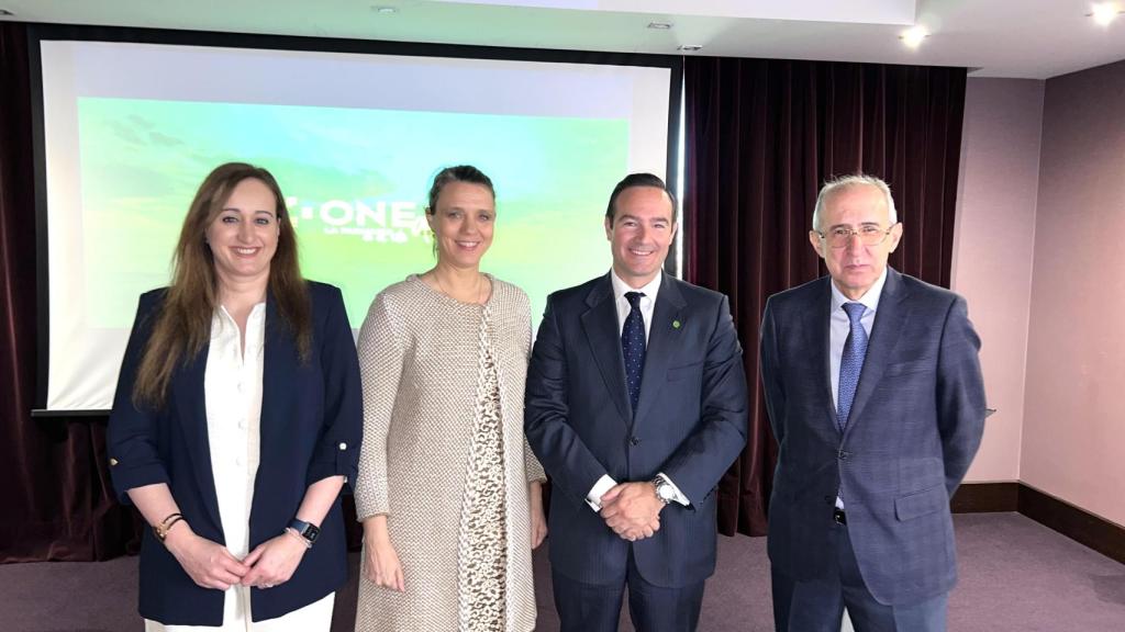 Pilar del Bosque, presidenta de Apefva, Ángela de Miguel, presidenta de CEOE Valladolid; el presidente de los farmacéuticos de Castilla León y el presidente de FEFE nacional, Luis de Palacios, y el presidente de FEFE Castilla y León, Telésforo Redondo