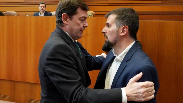 El presidente de la Junta, Alfonso Fernández Mañueco, saluda al portavoz socialista, Luis Tudanca, en un pleno de las Cortes de Castilla y León