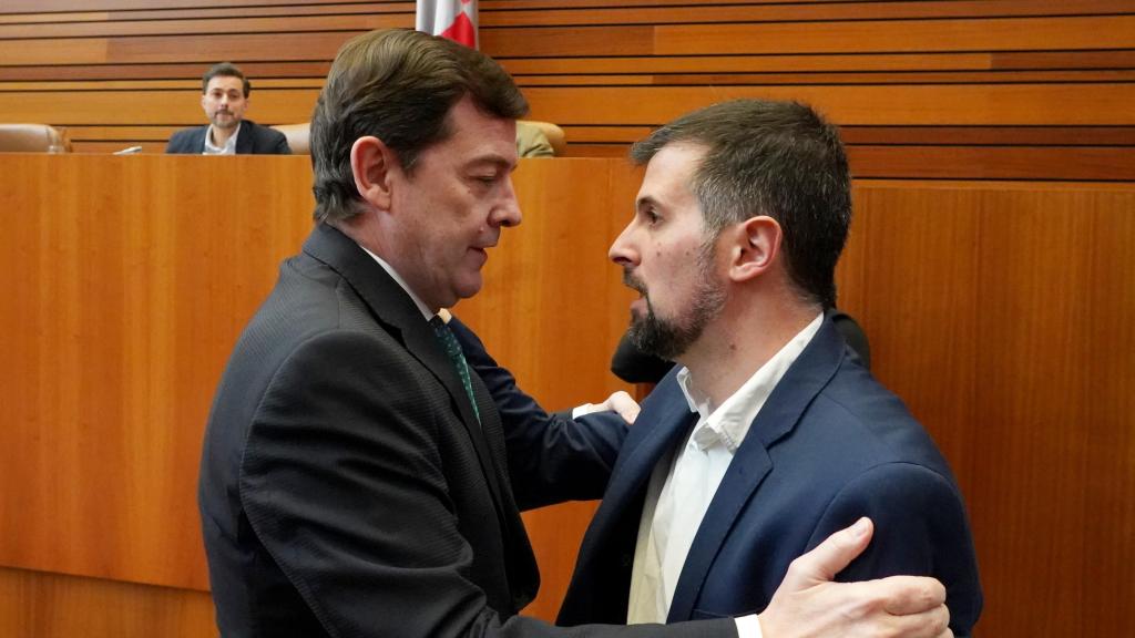 El presidente de la Junta, Alfonso Fernández Mañueco, saluda al portavoz socialista, Luis Tudanca, en un pleno de las Cortes de Castilla y León