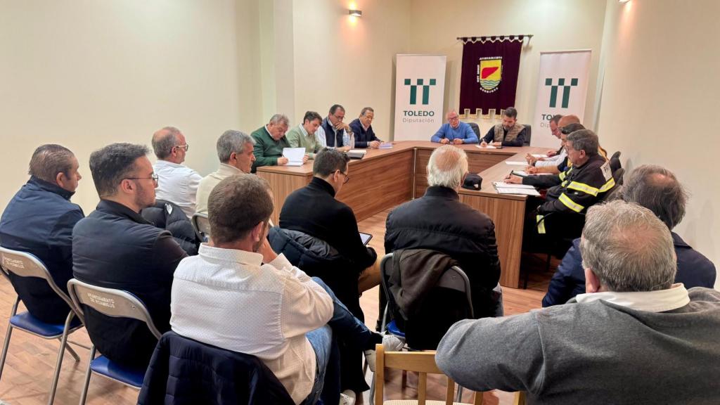 El vicepresidente de la Diputación, Joaquín Romera, y el diputado provincial, José Eugenio del Castillo, mantuvieron un encuentro con los alcaldes de los pueblos de la ribera del Alberche.