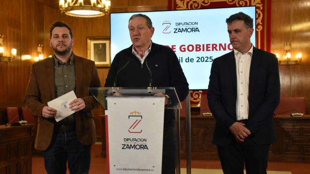 El presidente de la Diputación de Zamora, Javier Faúndez, junto a los vicepresidentes Víctor López de la Parte y Ramiro Silva