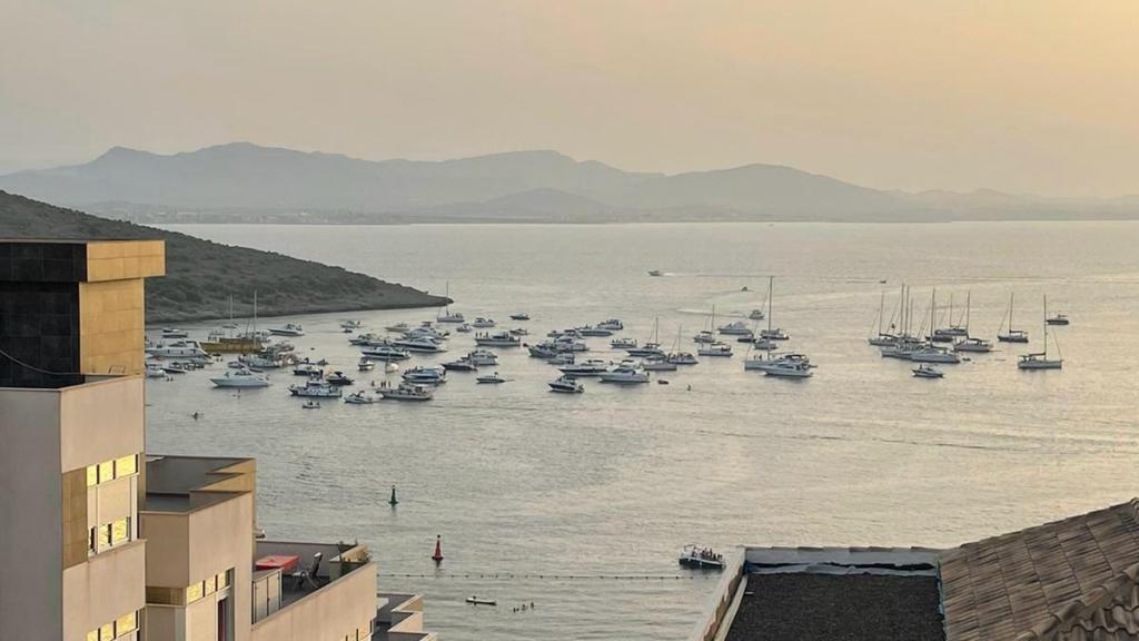 Una foto de archivo de la playa de Levante, en La Manga del Mar Menor, repleta de turistas.