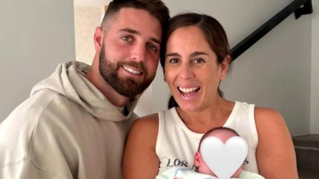 Anabel Pantoja y su pareja, David, junto a la pequeña Alma en una imagen de redes sociales.