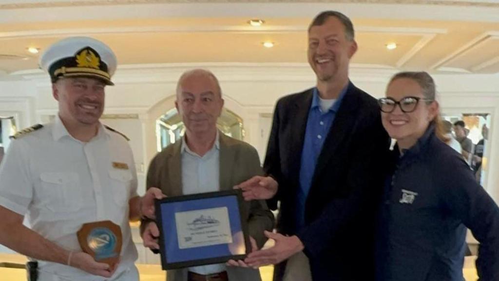 Intercambio de metopas entre la Autoridad Portuaria y la tripulación del World Odyssey en A Coruña.