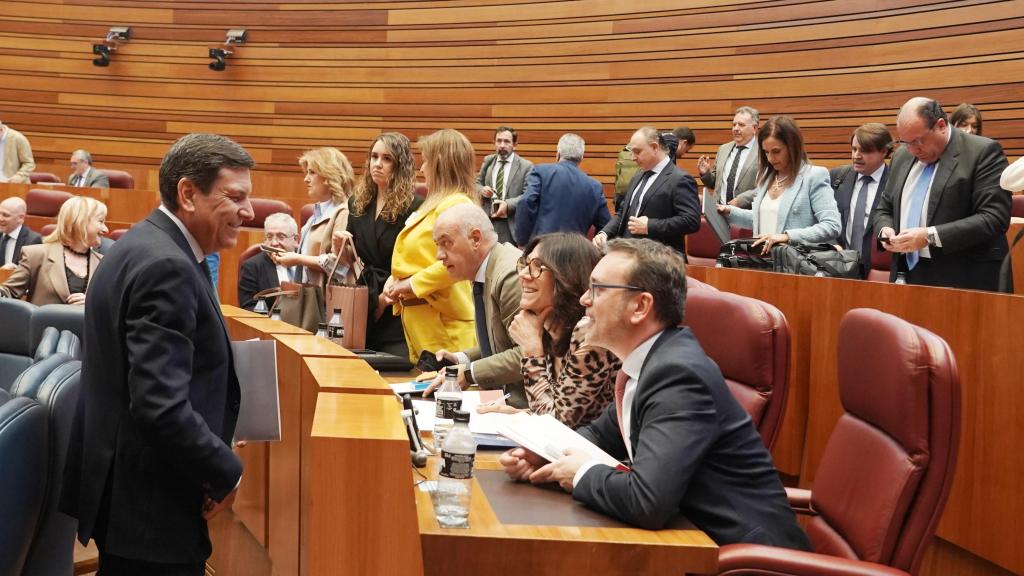 El consejero de Economía y Hacienda, Carlos Fernández Carriedo, conversa con el portavoz del Grupo Popular, Ricardo Gavilanes, durante el pleno de las Cortes de este miércoles