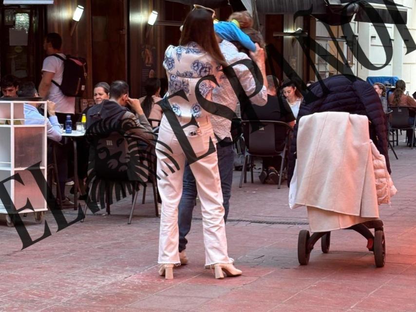 Elena Hormigos junto a su hijo y Pedraz.