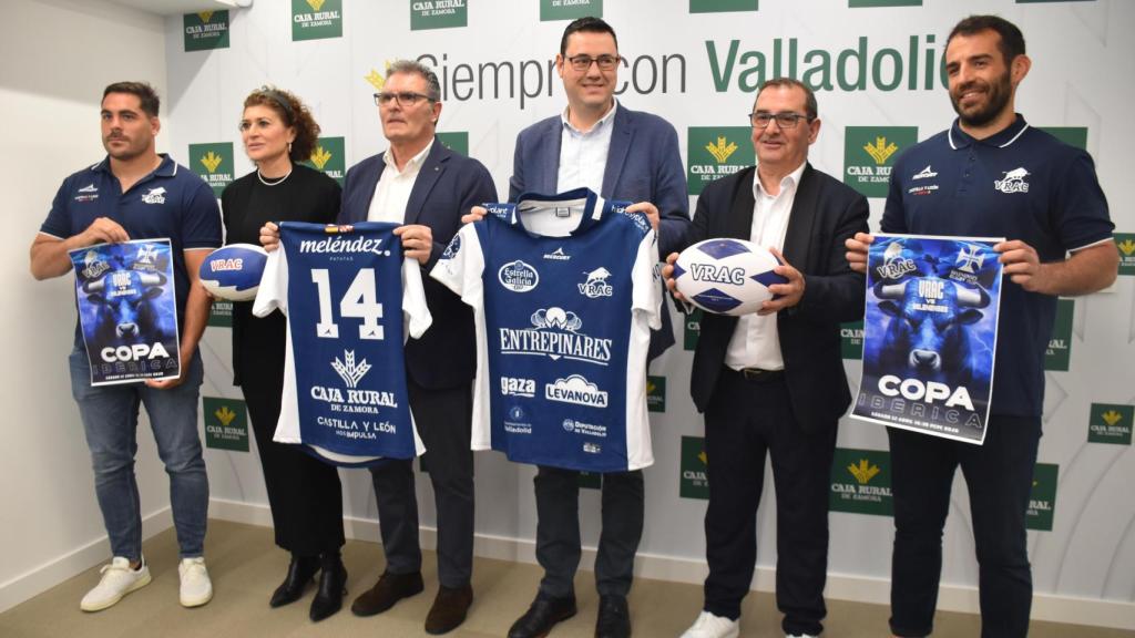 El jugador del VRAC, Pablo Miejimolle; la concejala de Deportes del Ayuntamiento de Valladolid, Mayte Martínez; el presidente del equipo, Jorge Calleja; el diputado de Deportes, Francisco Javier González; el director de comunicación de Caja Rural de Zamora, Narciso Prieto; y el entrenador del VRAC, Diego Merino