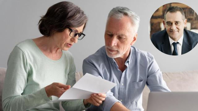 Montaje de Abel Marín (en el círculo) con dos personas revisando papeles.