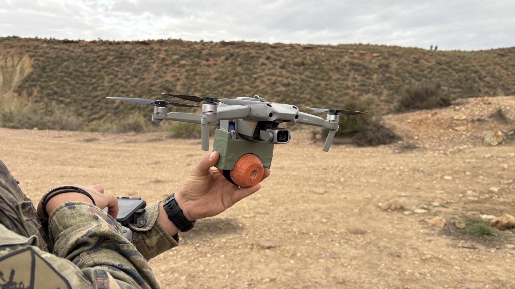 Dron adaptado para llevar una granada