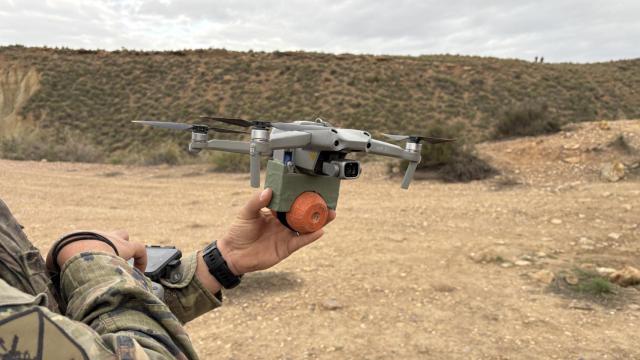 Dron adaptado para llevar una granada