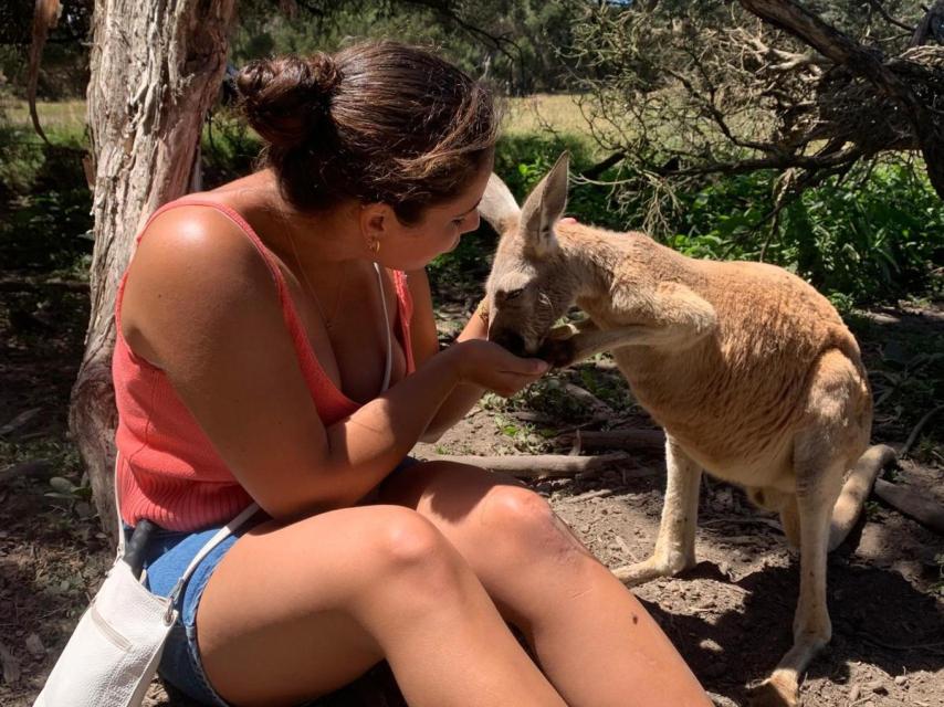 Vega Monforte con un canguro en Australia.
