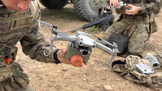 Dron modificado para llevar granadas
