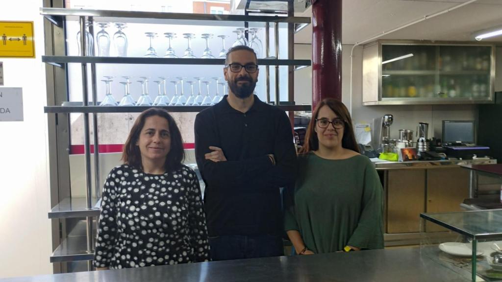 En la imagen Soraya Sánchez, concejala de la Escuela de Hostelería;  Fernando Cortés, docente del programa; y Soraya Gallego, coordinadora  del programa
