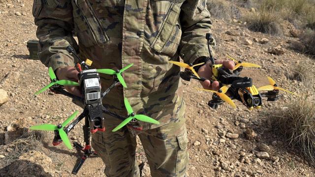 Dos de los drones FPV fabricados por el personal de La Legión
