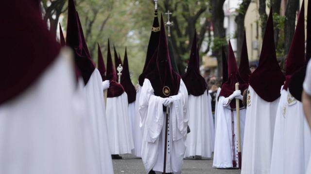 Nazarenos del palio de la Virgen de la Hermandad del Cerro del Águila.