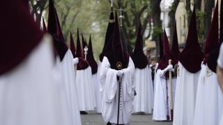 Nazarenos del palio de la Virgen de la Hermandad del Cerro del Águila.