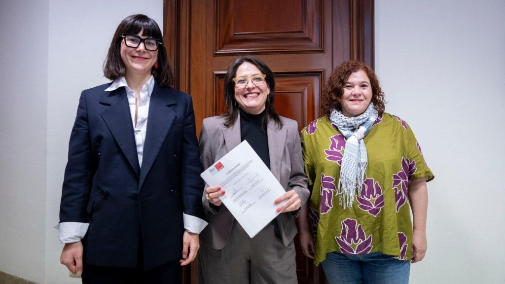 En el centro, la diputada de Sumar Esther Gil de Reboleño en el momento en el que ha registrado esta proposición de ley en el Congreso.