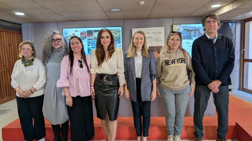 Las concejalas Ana Poquet y Lidia López con los representantes de las asociaciones.