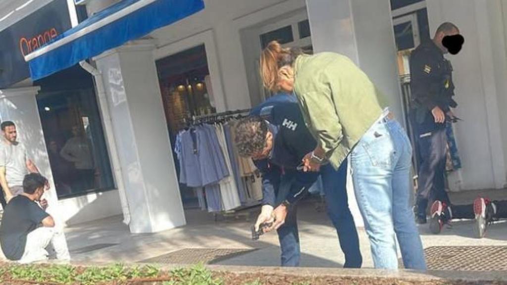 Agentes trabajando en la detención de los atracadores.