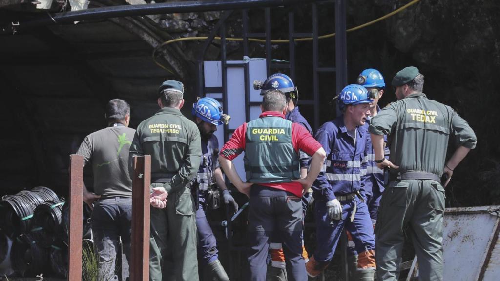Investigadores, miembros de la brigada de salvamento minero y Policía Judicial de la Guardia Civil este martes en el exterior de la mina de Cerredo.