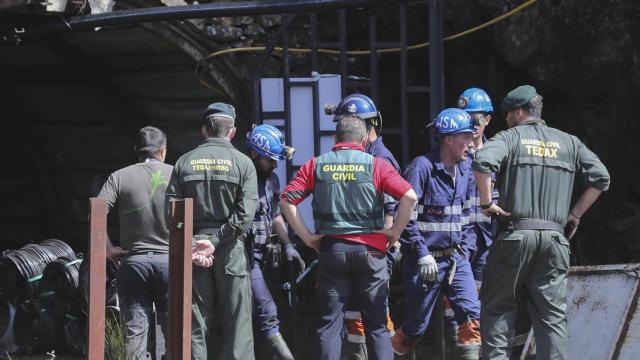 Investigadores, miembros de la brigada de salvamento minero y Policía Judicial de la Guardia Civil este martes en el exterior de la mina de Cerredo.