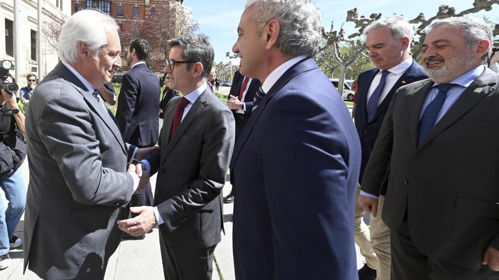 El expresidente del TSJCyL, José Luis Concepción, saludando al ministro de la Presidencia, Justicia y Relaciones con las Cortes, Félix Bolaños
