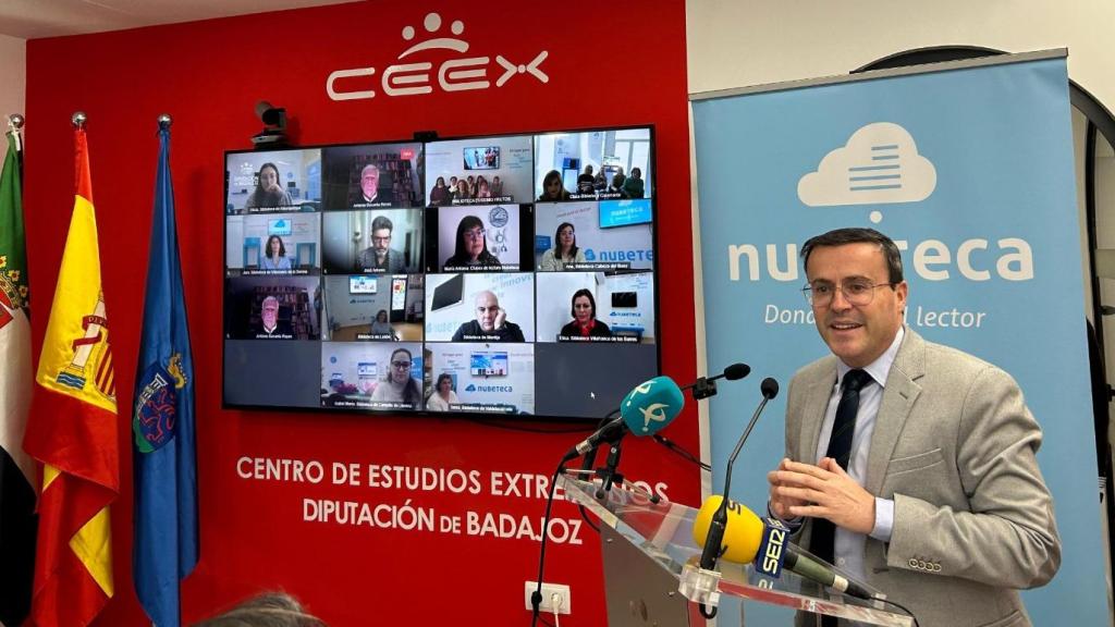 El presidente de la Diputación de Badajoz, Miguel Ángel Gallardo, durante la inauguración del espacio número 50 de Nubeteca.