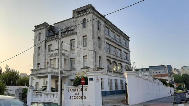 El Sanatorio del Socorro, en el cruce de las calles Valle Inclán y Pérez Lugín en A Coruña.