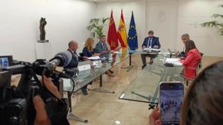 Fernando López Miras encabeza la reunión del Gobierno regional con el presidente de Croem para analizar los aranceles de EEUU.