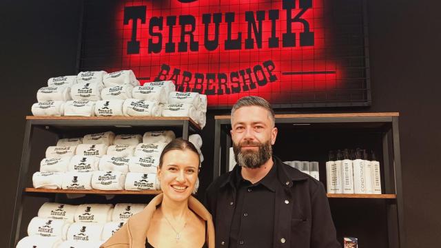Tatiana y Adrián en su barbería 'Tsirulnik' en Torrevieja.