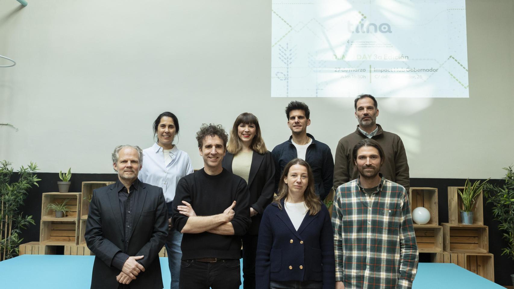 Arriba, de izquierda a derecha: Alejandra Pérez (Mum's), Edurne Ruiz de Arcaute (Kultursistema), José Alfredo Martín (DelPueblo), Xavi Ballaz (B-Murals). Abajo, de izquierda a derecha: Felipe Mijares (Mum's), Víctor Velasco (Meloom), Esther Paulo (Fundació Novessendes) y Jaume Puchalt Lacal (Fundació Novessendes), durante la presentación del programa de inversión de impacto Tiina.