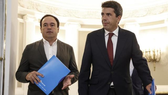 El portavoz del PP en Les Corts, Juanfran Pérez Llorca, y el presidente de la Generalitat, Carlos Mazón. Rober Solsona / EP