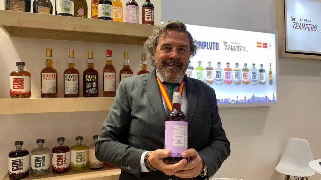 José López, propietario de Licores Trampero en Alcalá de Henares, muestra su nuevo vermú en el Salón Gourmets, esta semana.