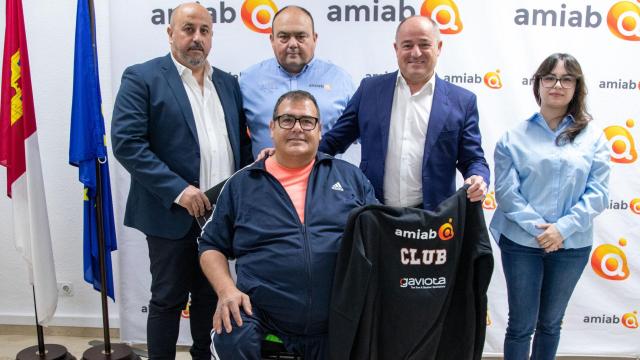 Pedro Gómez, en el centro, junto a los responsables de Amiab.