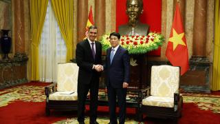 El presidente del Gobierno, Pedro Sánchez, se reunió este miércoles con el presidente de la Asamblea Nacional de la República Socialista de Vietnam, Tran Thanh Man.